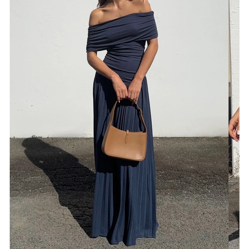 Field Of Dreams Dress in Navy
LIONESS